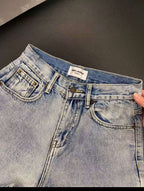 High-waisted jeans